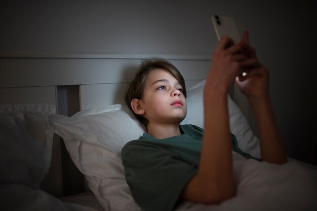 Criança com vício em redes sociais