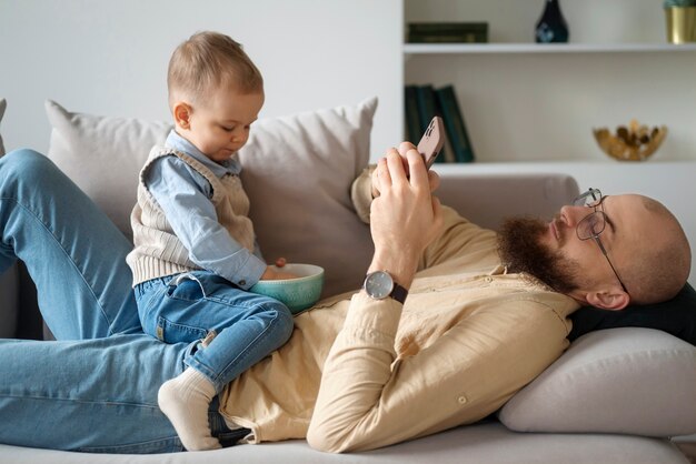 Criança comemorando família nos primeiros anos de vida