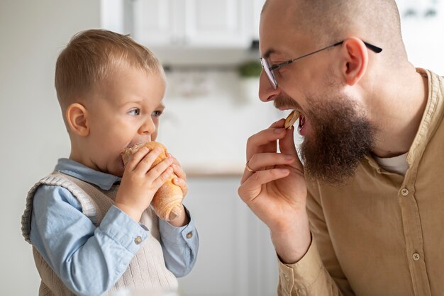 Criança comemorando família nos primeiros anos de vida