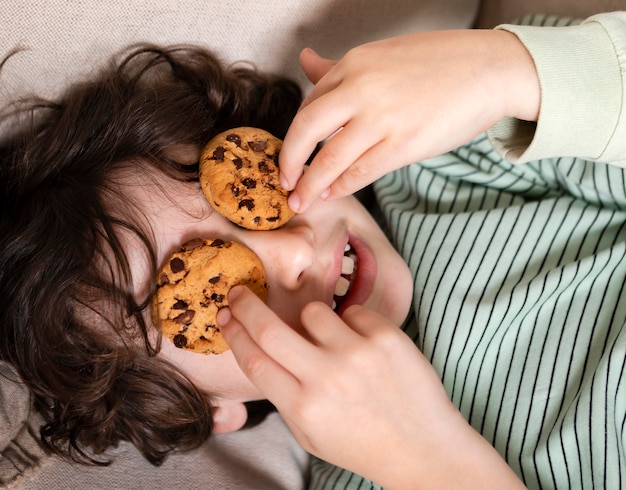 Criança comendo biscoitos em casa