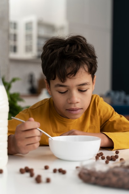 Criança comendo em casa suja