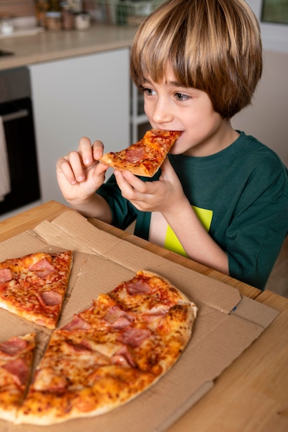 Criança comendo pizza em casa