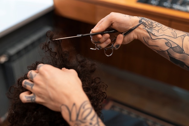 Foto grátis criança cortando o cabelo no salão