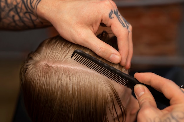 Foto grátis criança cortando o cabelo no salão