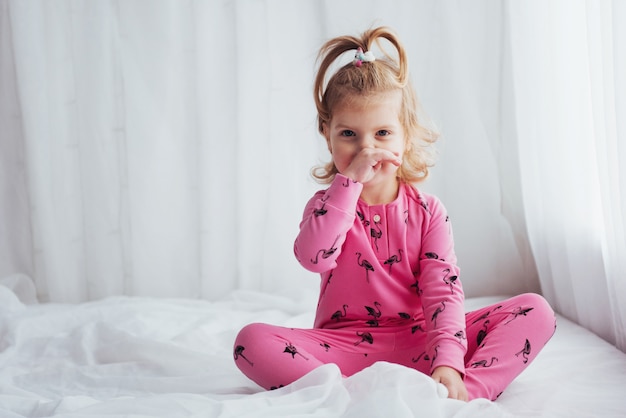 Criança de pijama