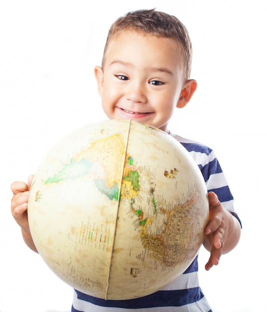 Foto grátis criança de sorriso com um globo