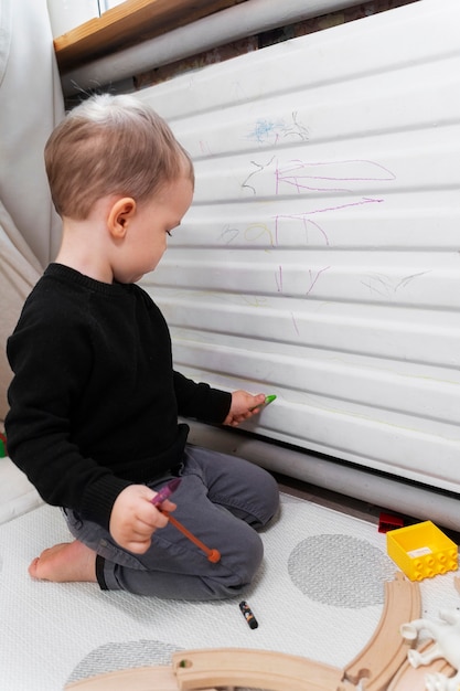Criança de tiro completo desenhando no aquecedor