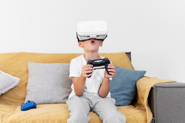 Criança de tiro médio com óculos VR