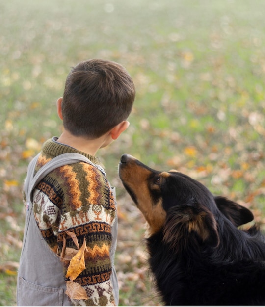 Criança de tiro médio e cachorro fofo