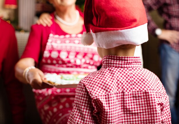 Criança de volta com chapéu de Papai Noel