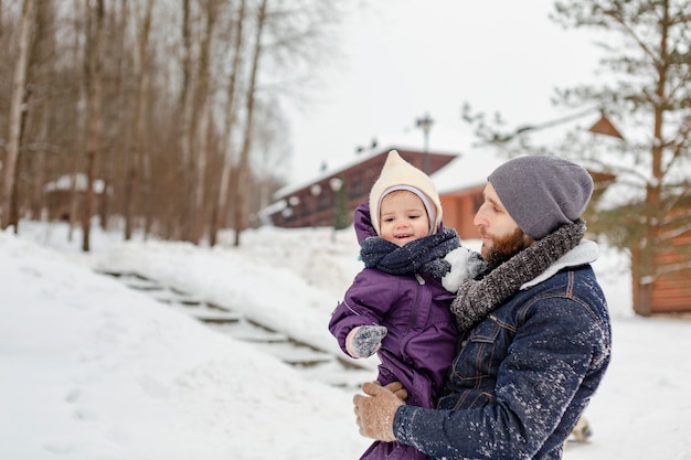 Criança desfrutando de atividades de inverno com sua família