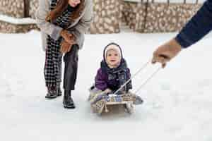 Foto grátis criança desfrutando de atividades de inverno com sua família