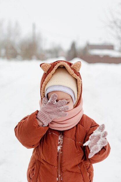 Criança desfrutando de atividades de inverno na neve