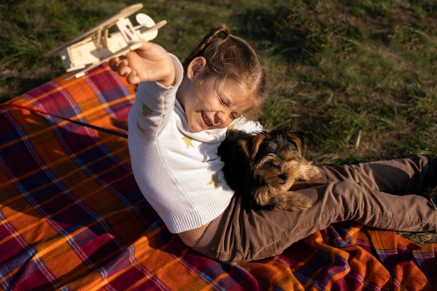 Criança e cachorro brincando lá fora