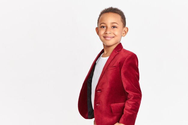 Criança elegante com blazer vermelho