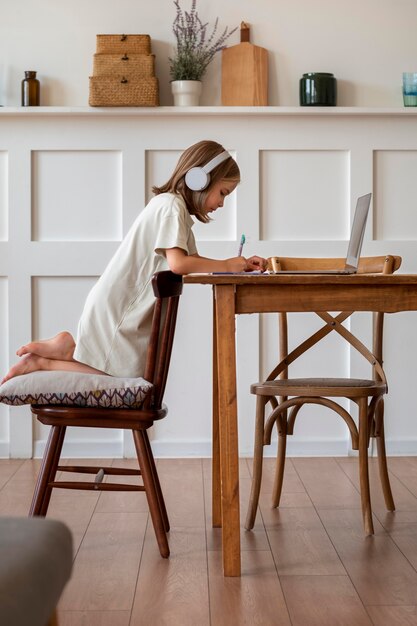 Criança estudando em casa tiro completo