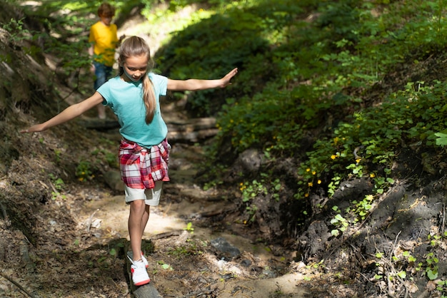Criança explorando a floresta no dia do meio ambiente