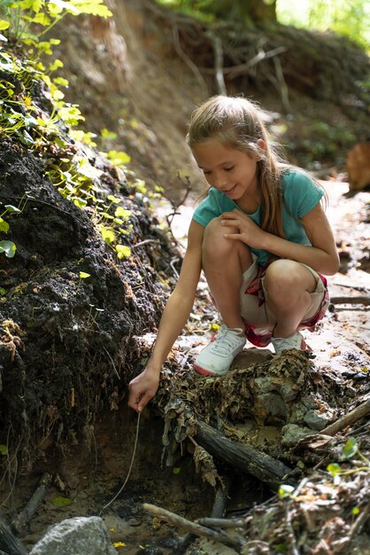 Criança explorando a floresta no dia do meio ambiente