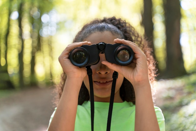 Foto grátis criança explorando a floresta no dia do meio ambiente