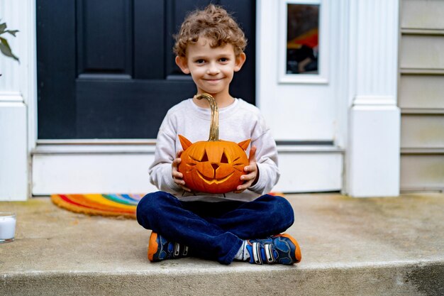 criança faz abóbora para o halloween