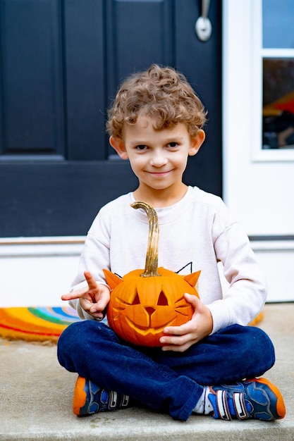 criança faz abóbora para o halloween