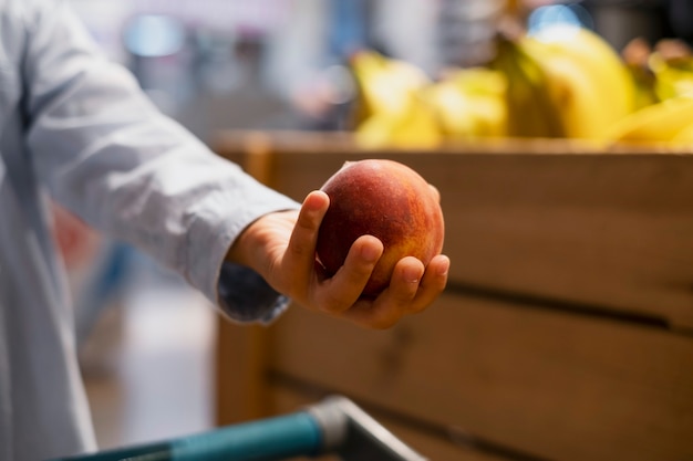 Criança fazendo compras com máscara facial