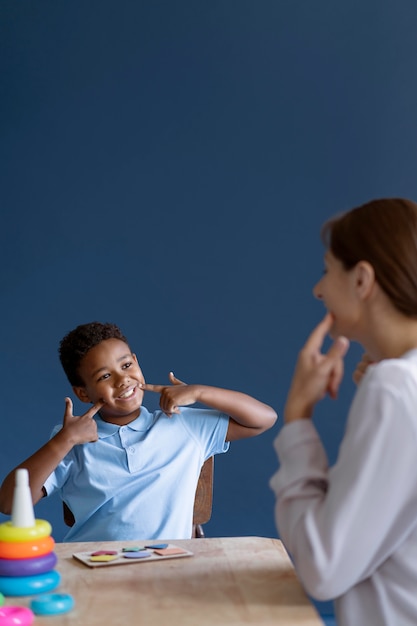 Criança fazendo uma sessão de terapia ocupacional