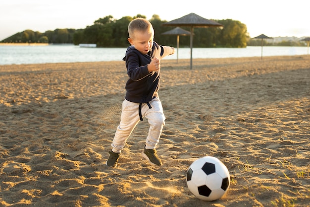 Foto grátis criança feliz brincando ao ar livre