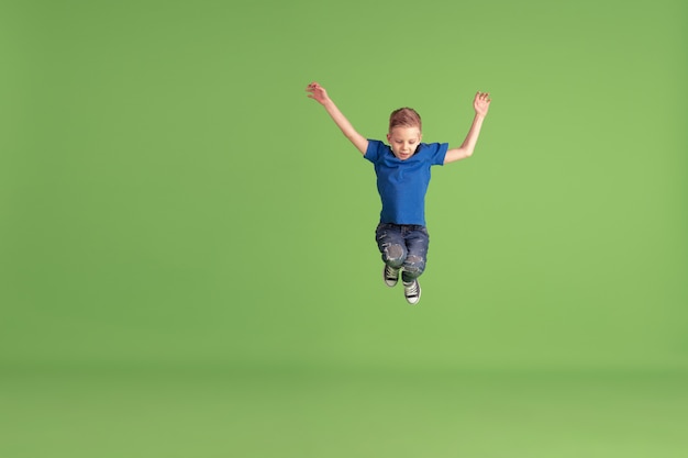 Criança feliz, brincando e se divertindo