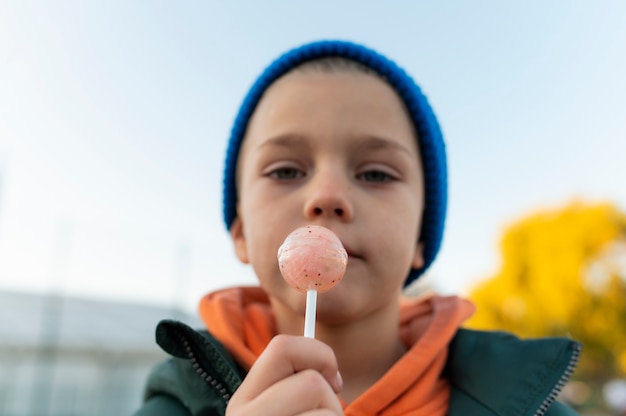 Foto grátis criança feliz desfrutando de um doce
