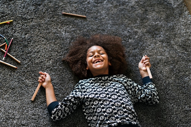 Criança feliz, divertindo-se muito