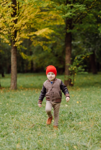 Criança feliz e sorridente brincando ao ar livre em um jardim