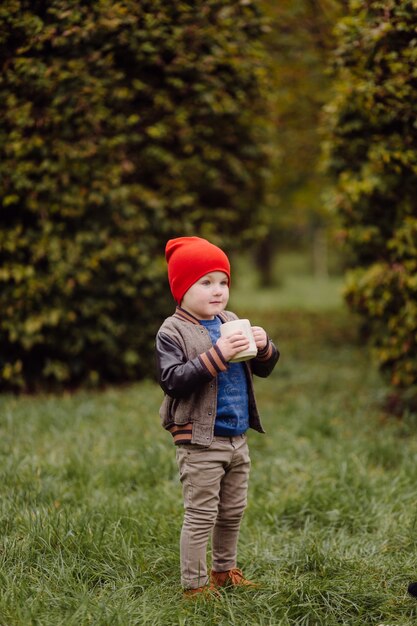 Criança feliz e sorridente brincando ao ar livre em um jardim