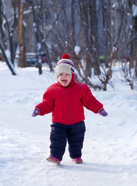 Criança feliz no parque de inverno