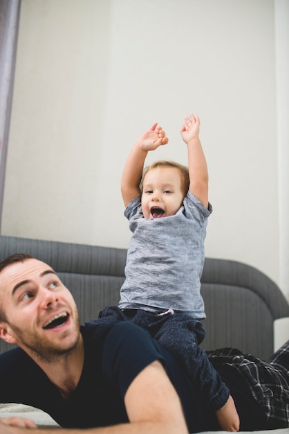 Foto grátis criança feliz que joga com seu pai