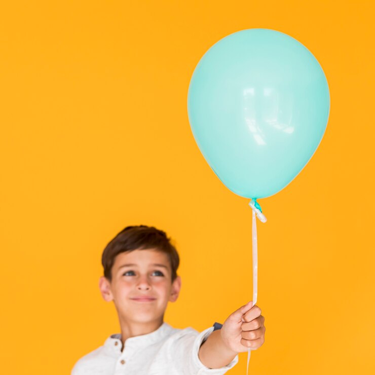 Foto grátis criança feliz, segurando um balão azul