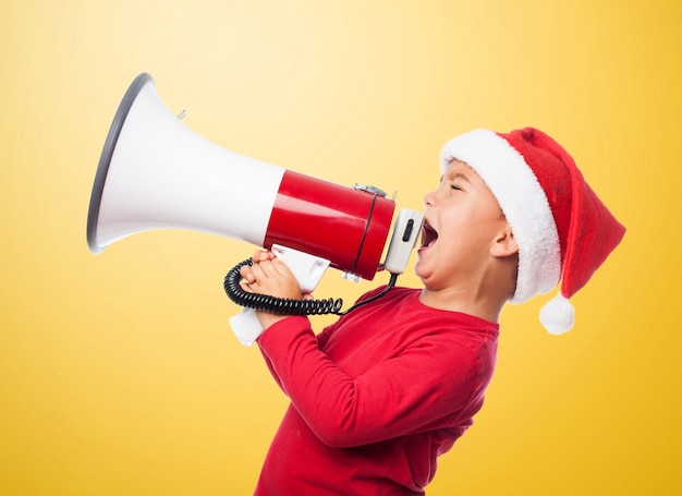 Criança irritada gritar com um megafone