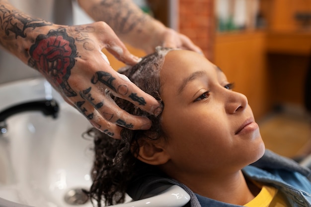 Foto grátis criança lavando o cabelo no salão