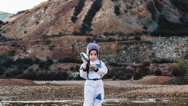 Criança linda em traje espacial