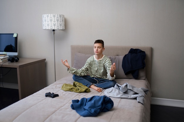 Foto grátis criança meditando e focando