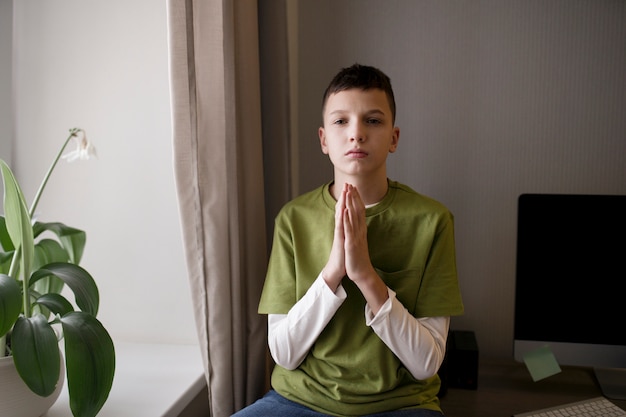 Criança meditando e focando