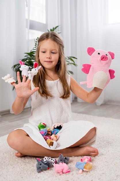 Criança não binária brincando em casa