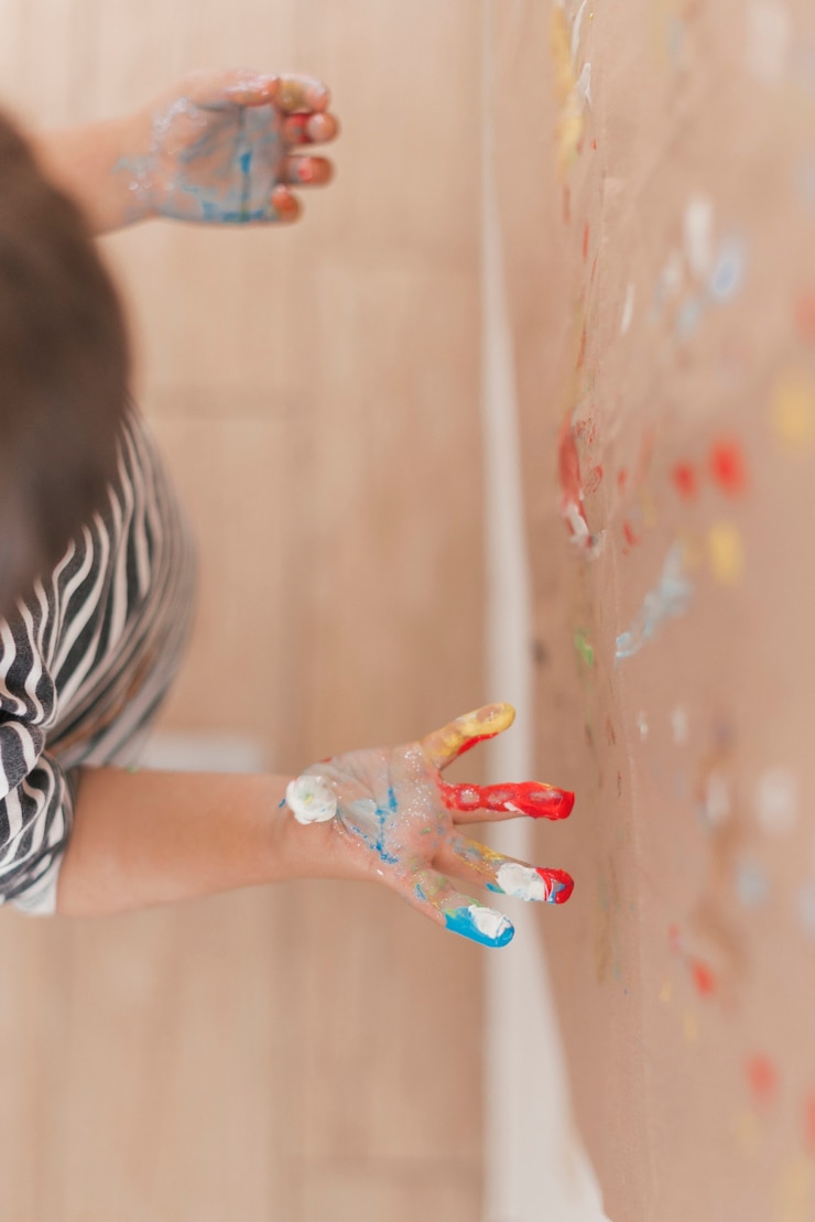 Foto grátis criança pequena a pintar como um artista