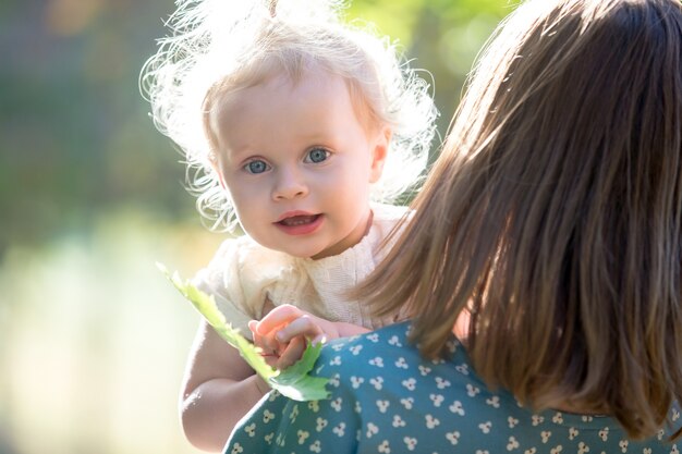 Criança pequena com sua mãe