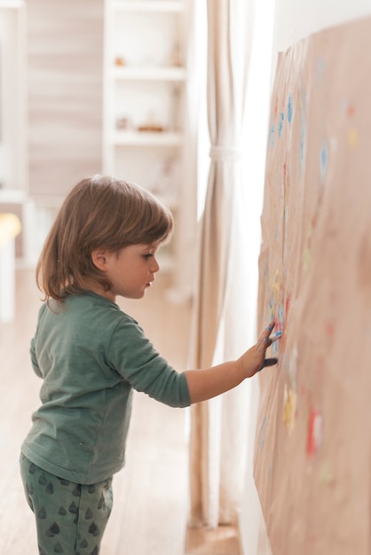 Criança pintando como um artista