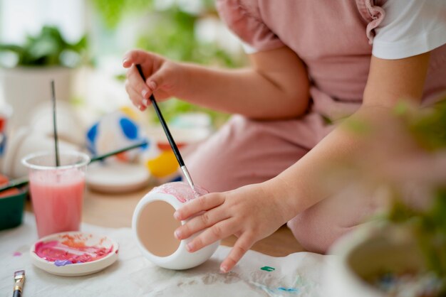Criança pintando vaso de plantas, faça você mesmo, passatempo
