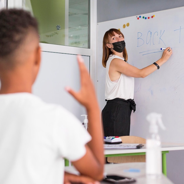 Criança querendo fazer uma pergunta durante a aula