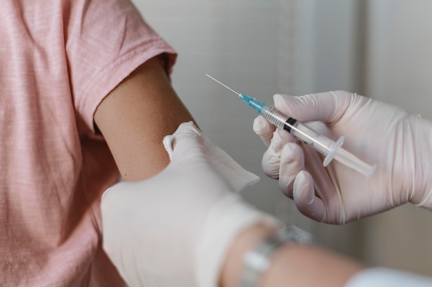Criança recebendo uma vacina