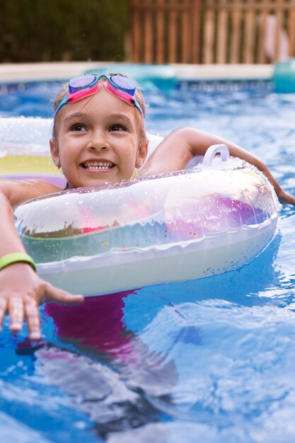 Criança se divertindo com flutuador na piscina