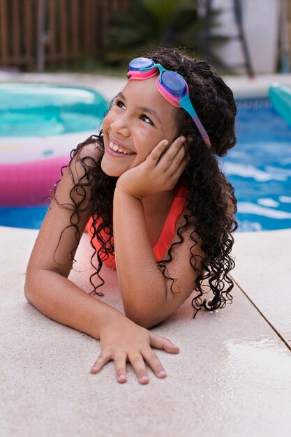 Criança se divertindo com flutuador na piscina